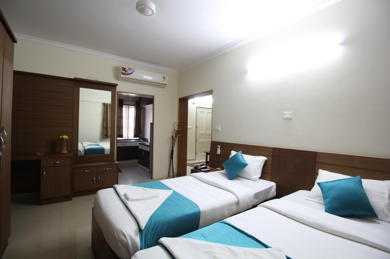 Hotel White Feather Bangalore Room photo